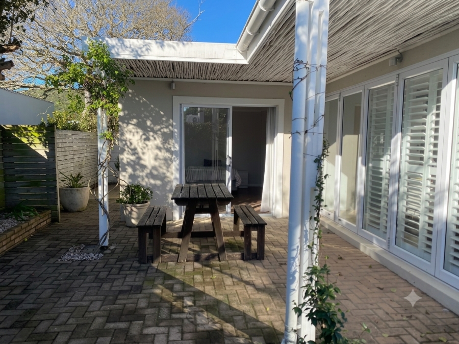 To Let 4 Bedroom Property for Rent in Leisure Isle Western Cape